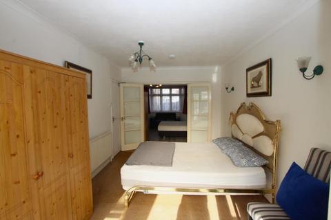 4 bedroom semi-detached house to rent, Langham Gardens, North Wembley