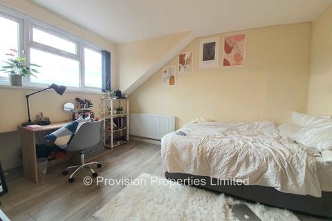 3 bedroom terraced house to rent, Harold Place, Hyde Park LS6