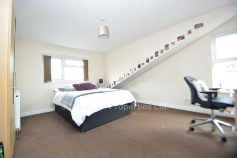 4 bedroom terraced house to rent, Harold Mount, Hyde Park LS6