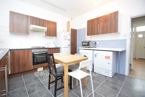 4 bedroom terraced house to rent, Harold Terrace, Hyde Park LS6