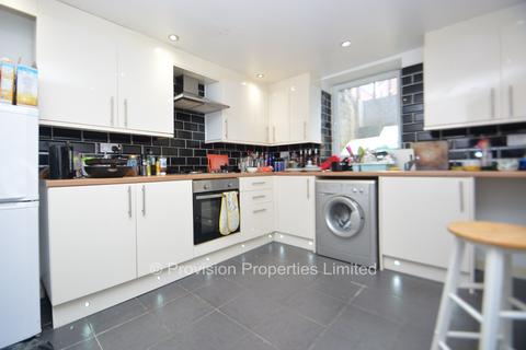 5 bedroom terraced house to rent, Hessle View, Hyde Park LS6