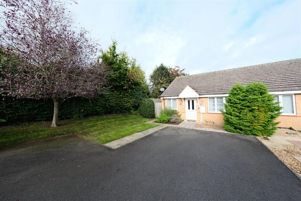 Sculthorpe Close, Oakham 2 bed semidetached bungalow for sale £285,000