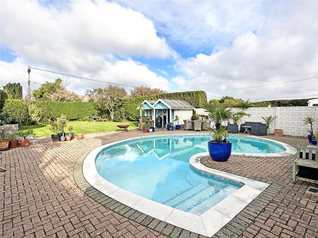 Marine Drive West, Barton on Sea, New Milton, Hampshire, BH25 5 bed