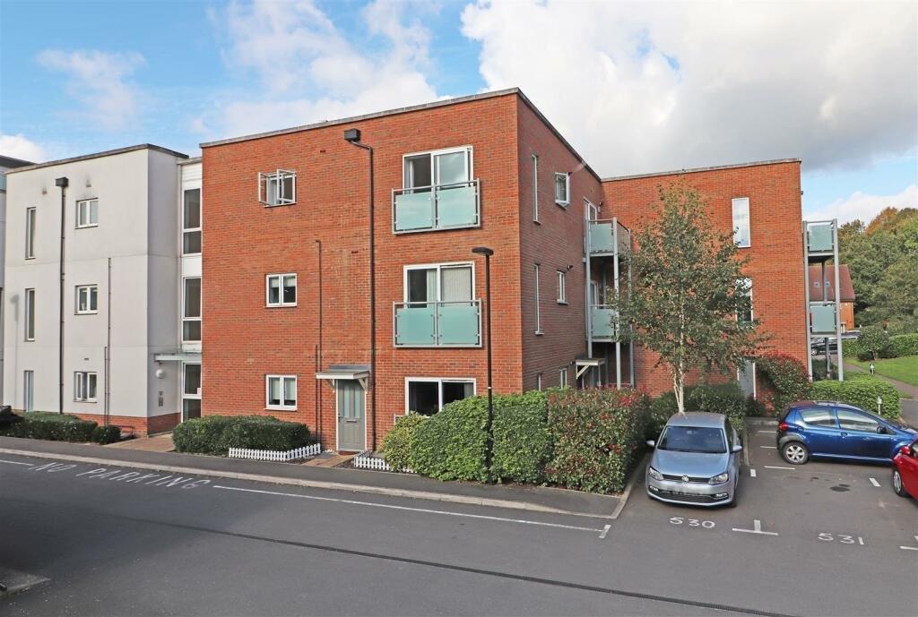 Canalside, Redhill 1 bed apartment £1,150 pcm (£265 pw)