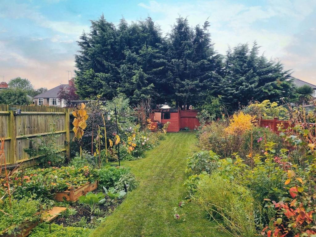 Bush Hill, The Headlands, Northampton NN3 2PD 3 bed semidetached house