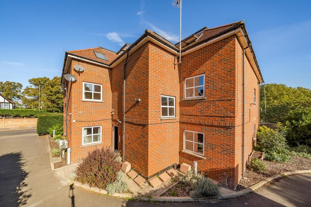 Charlton Park Lane, Charlton 2 bed flat for sale £340,000