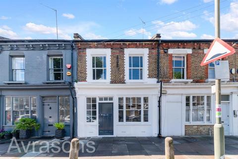 3 bedroom terraced house to rent, Tyneham Road, Clapham Junction