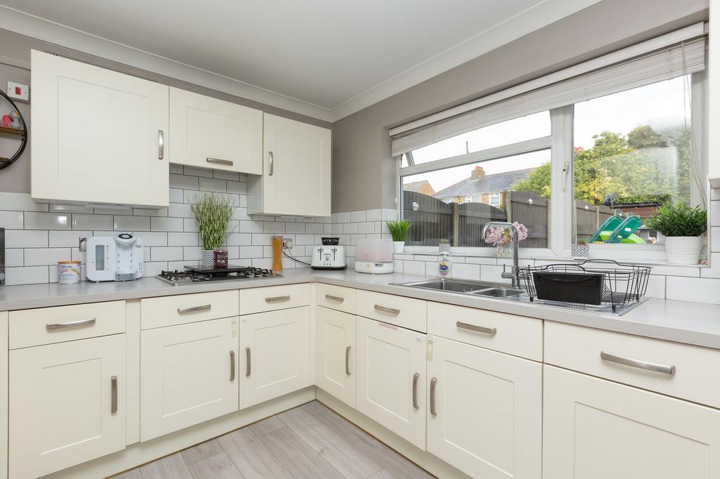 Sewell Close, Birchington, CT7 3 bed semidetached house for sale £