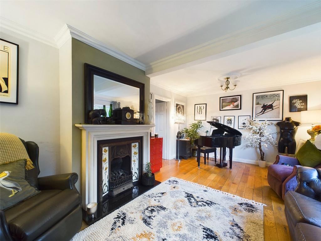 Oldbury Orchard, Churchdown, Gloucester, GL3 3 bed detached house for