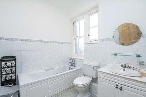 9b Prittlewell Square, Southend-on-sea, SS1 1DW
