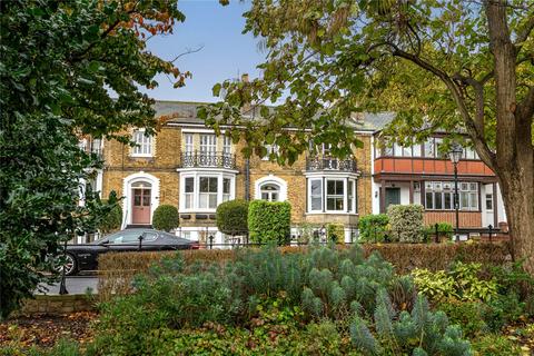 9b Prittlewell Square, Southend-on-sea, SS1 1DW
