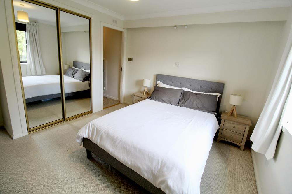 Master Bedroom − Photograph 2
