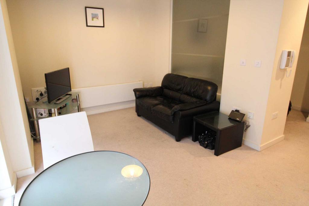 Block 3 Spectrum Blackfriars Road, Manchester Studio to rent £850 pcm
