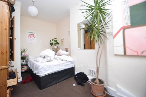5 bedroom terraced house to rent - Walmsley Road, Hyde Park LS6