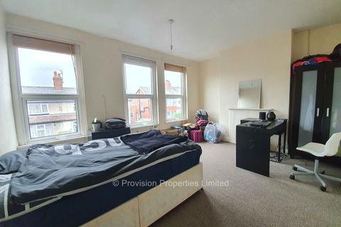 4 bedroom terraced house to rent, Walmsley Road, Hyde Park LS6