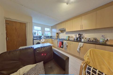 4 bedroom terraced house to rent, 2 Brudenell Avenue, Hyde Park, Leeds LS6