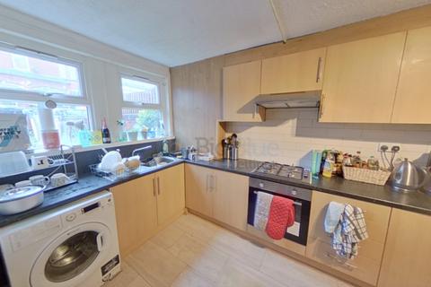 4 bedroom terraced house to rent, 2 Brudenell Avenue, Hyde Park, Leeds LS6