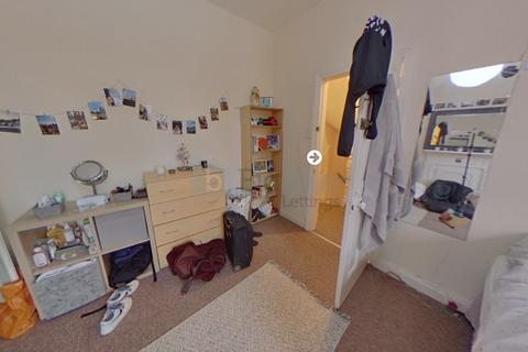 4 bedroom terraced house to rent, 2 Brudenell Avenue, Hyde Park, Leeds LS6