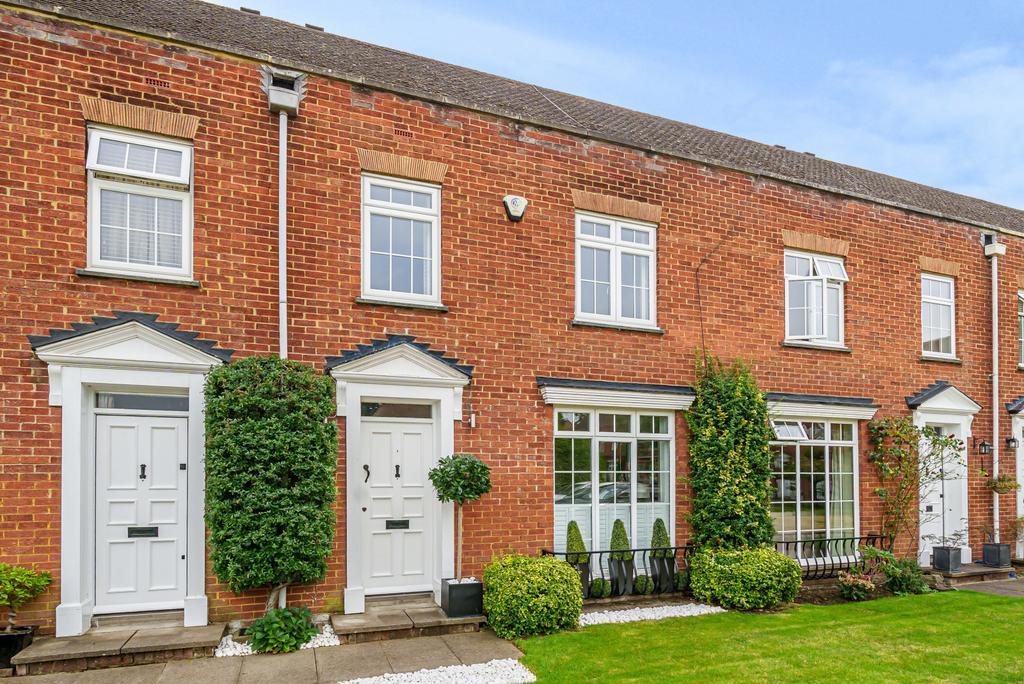 Mulberry Trees, Shepperton, TW17 2 bed house for sale £550,000