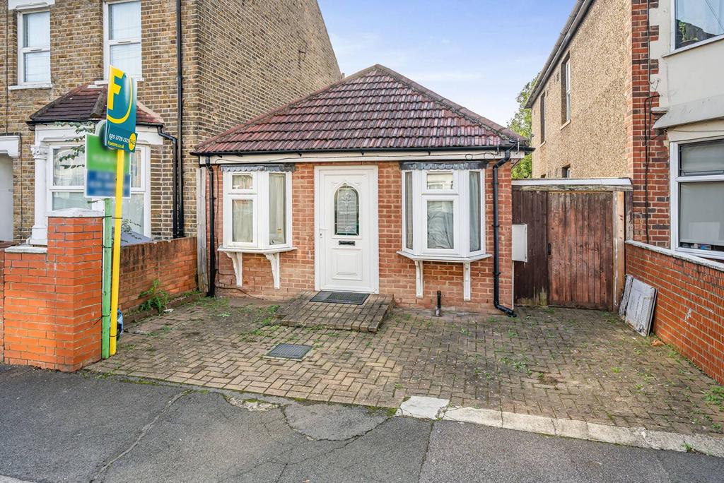 Westward Road, Chingford, London, E4 1 bed bungalow for sale £370,000