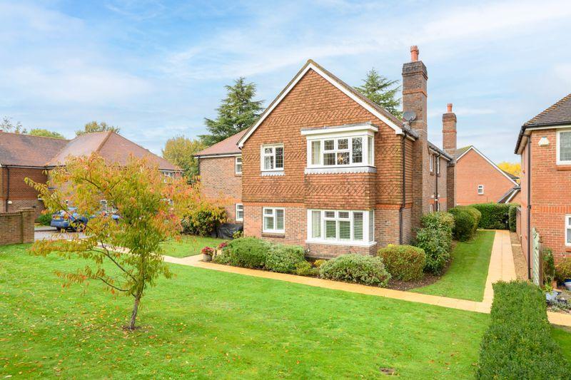 Springvale Close Bookham 2 bed apartment for sale £385,000