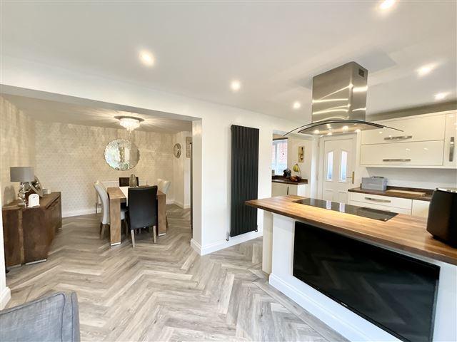 Kitchen/dining/living space
