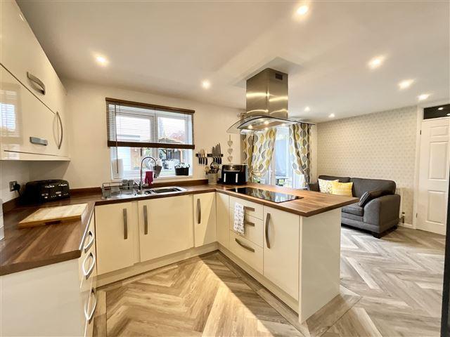 Kitchen/dining/living space