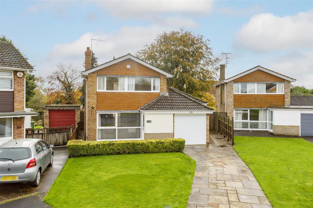 Copper Beech Close, Dunnington, York, YO19 3 bed detached house for