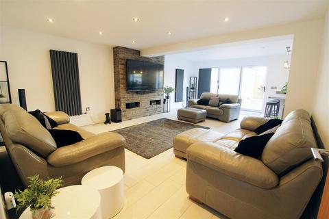 4 bedroom detached house for sale, Holly Road, Scissett, Huddersfield, HD8 9GT
