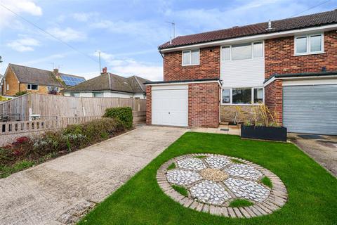 25 Avenue Close, Liphook, GU30 7QE