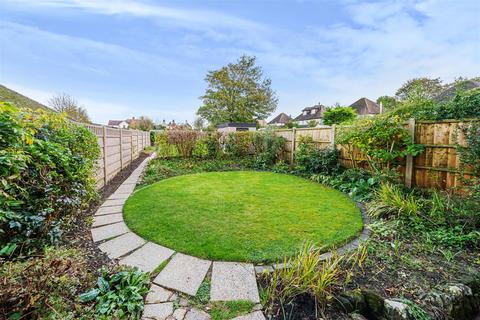 25 Avenue Close, Liphook, GU30 7QE