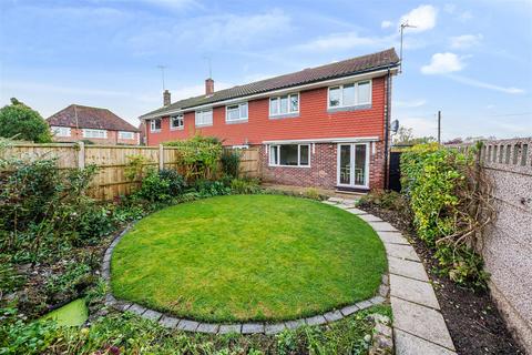 25 Avenue Close, Liphook, GU30 7QE