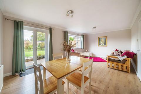 25 Avenue Close, Liphook, GU30 7QE