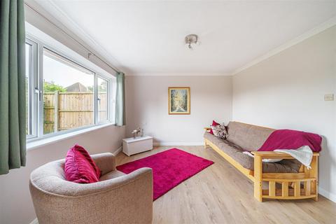 25 Avenue Close, Liphook, GU30 7QE