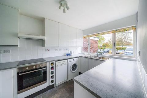25 Avenue Close, Liphook, GU30 7QE
