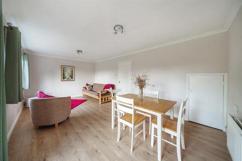 25 Avenue Close, Liphook, GU30 7QE