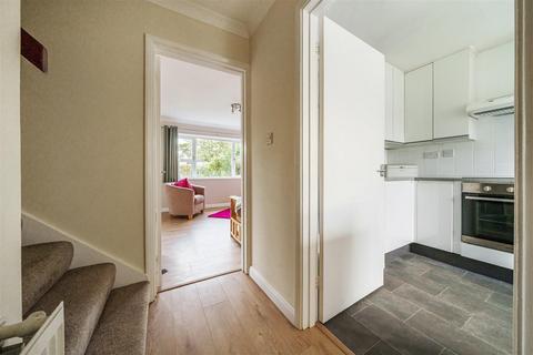 25 Avenue Close, Liphook, GU30 7QE