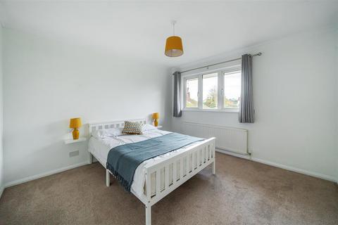 25 Avenue Close, Liphook, GU30 7QE
