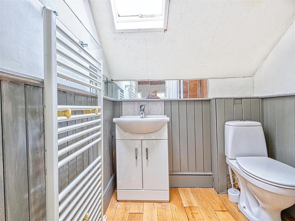 Ensuite shower room bed 1