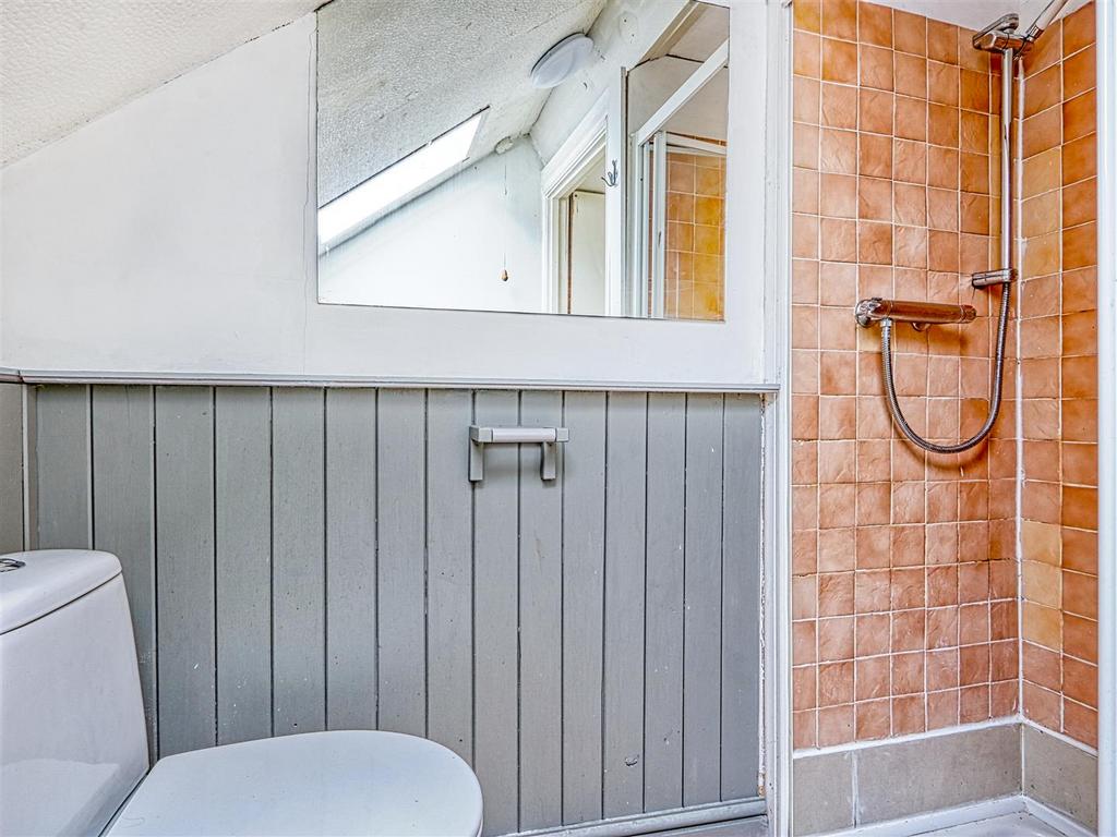 Ensuite shower room -bed 1