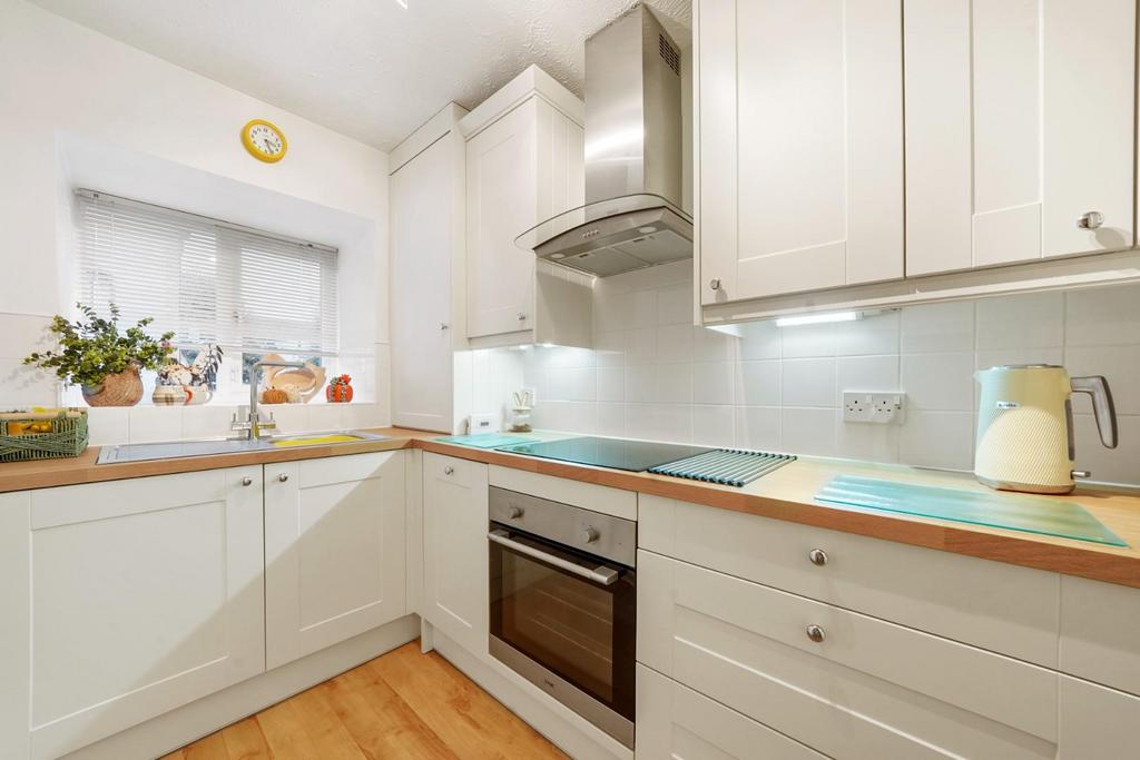 13 Hampstead Gardens, Chadwell Heath - eg Sp8 HAWv9 D