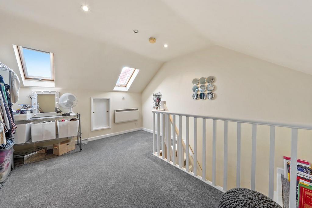 13 Hampstead Gardens, Chadwell Heath - DDUHLbyq Tb S