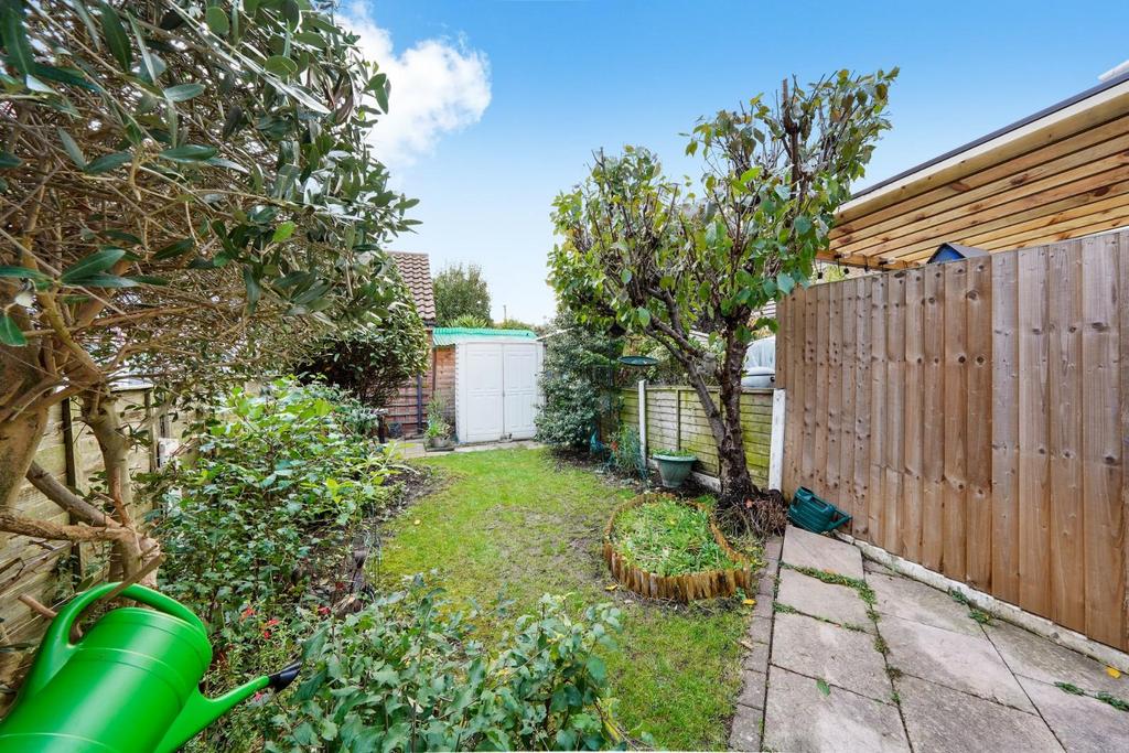 13 Hampstead Gardens, Chadwell Heath - Kd C9 KDo DFE4