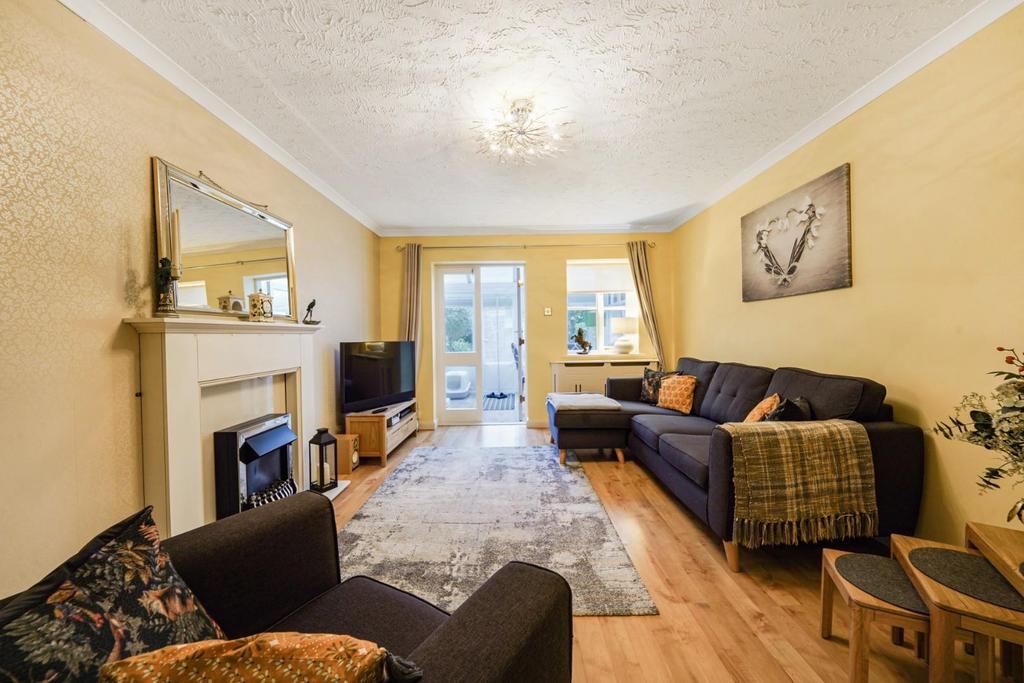 13 Hampstead Gardens, Chadwell Heath - 2e DRDk DQu Hw