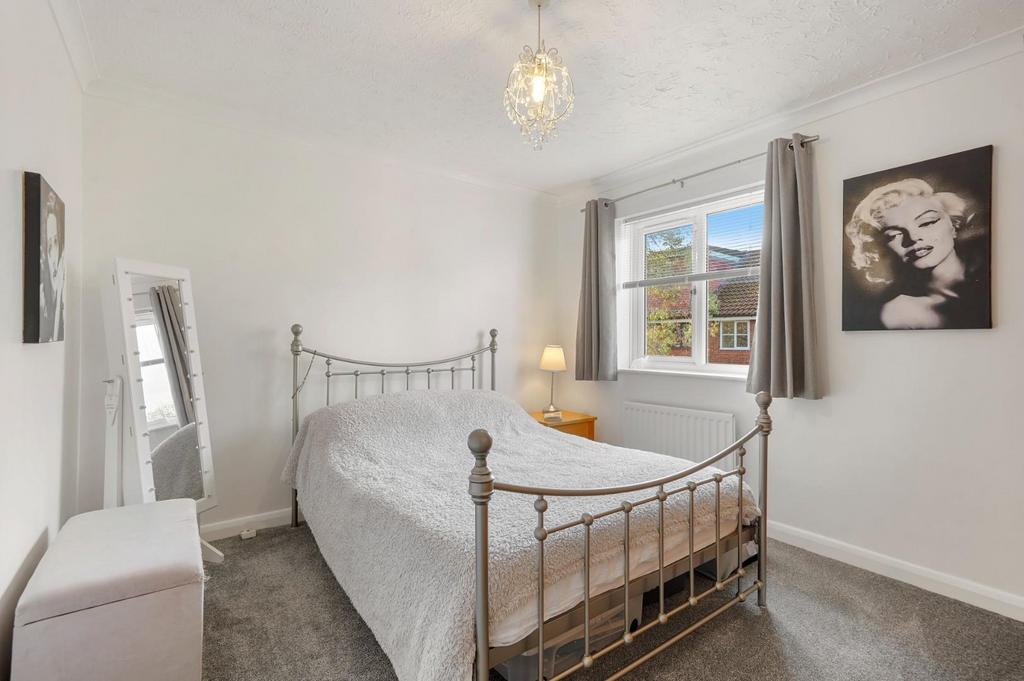 13 Hampstead Gardens, Chadwell Heath - 0 Au D8 LU2p Kv