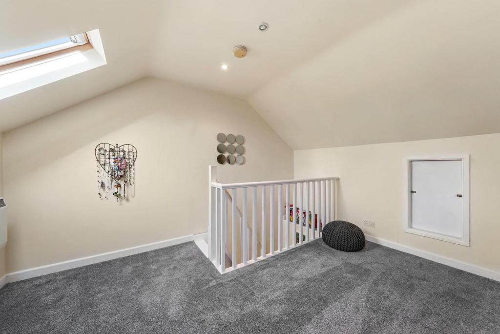 13 Hampstead Gardens, Chadwell Heath - 2h XS52a Rq Gm