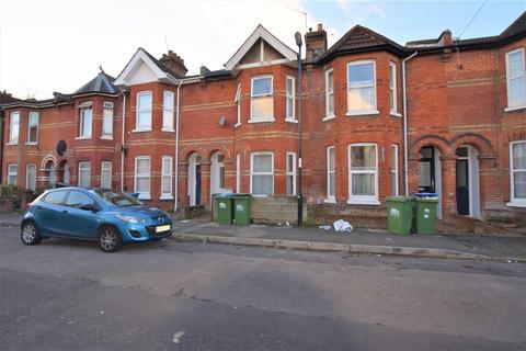 4 bedroom terraced house to rent, Thackeray Road, Southampton