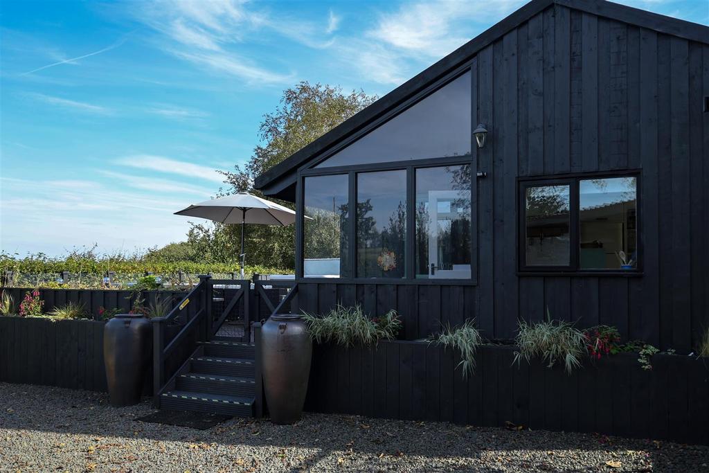 Rhiwhiriaeth, Llanfair Caereinion SY21 0DR 3 bed bungalow for sale £