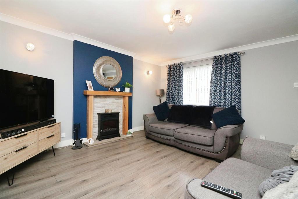 Ashwood Road, Parkgate, Rotherham 3 bed semidetached house for sale £160,000