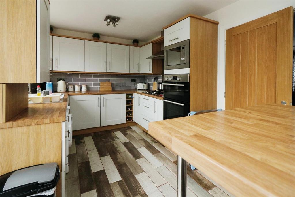 Ashwood Road, Parkgate, Rotherham 3 bed semidetached house for sale £160,000